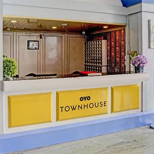 Townhouse Royal Palms Hotel - Lily